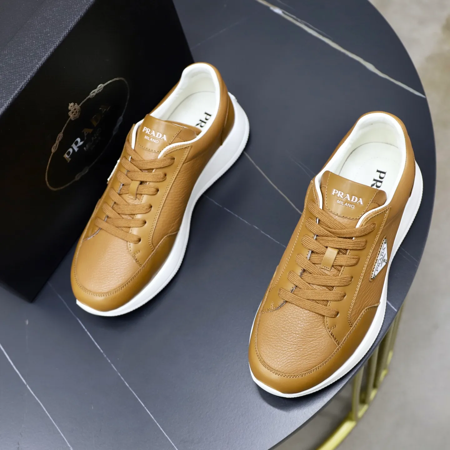 Factory price: 740💰Top original order Brand: PRADA (Prada) Standard code: Men's size 38/44 (45 can be customized) Grade: Same as the official website Material: Original cowhide stitching imported cowhide lining Original combination two-color wear-resistant soft outsole Style category: Leisure and sports version Young fashion European and American trend British style Color: Real picture color